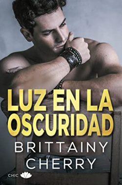 Luz  en  la  oscuridad  |  Brittainy  Cherry
